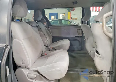 2017 Toyota Sienna Le z USA, uszkodzony, nr VIN 5TDKZ3DC4HS773907